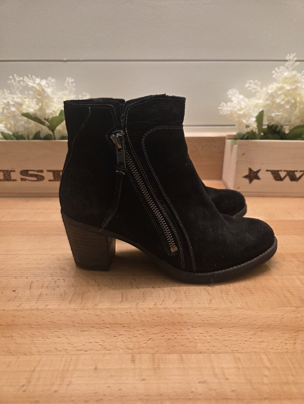 Taos Footwear Women's Dillie Ankle Boots  Black Suede Size 7-7.5